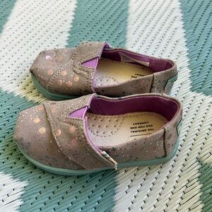 Tom’s toddler slip ons. Size 5!